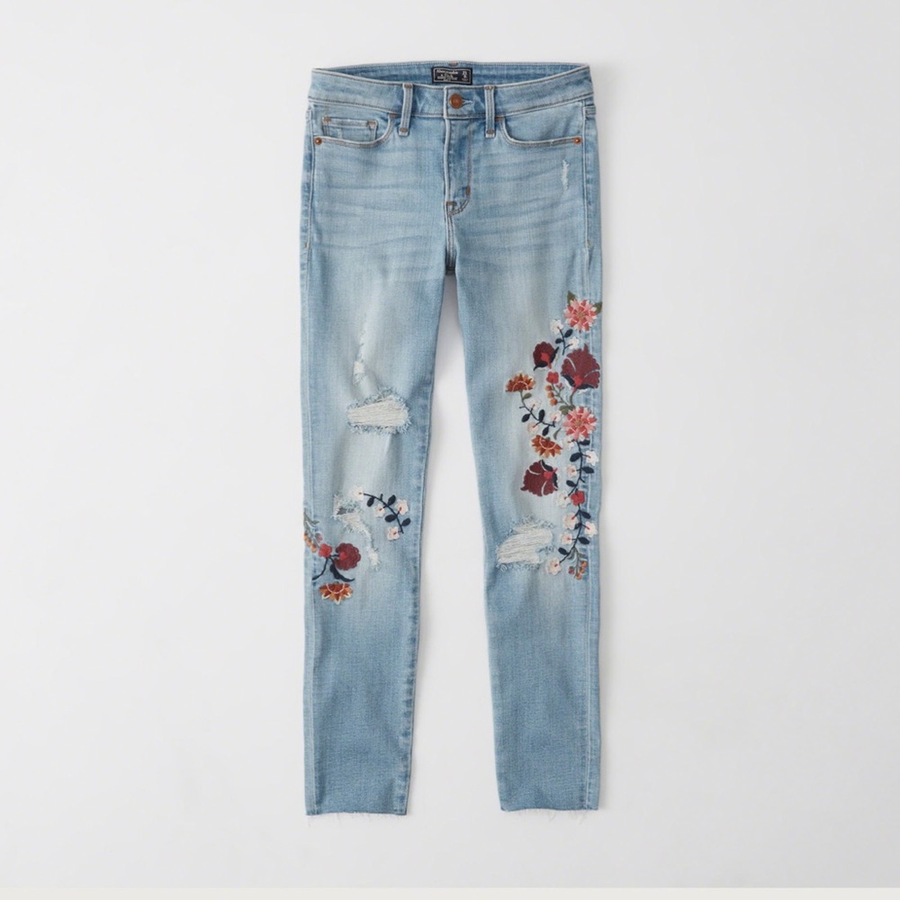 Never worn Abercrombie embroidered ankle jeans